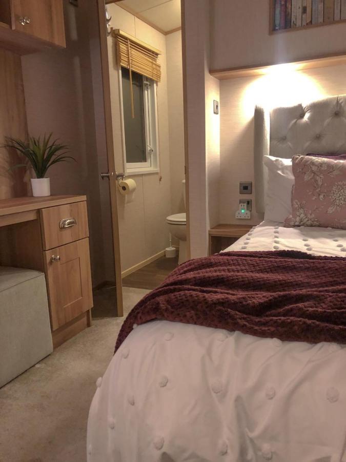 Norfolk Caravan Staycation Pet Friendly Belton with Browston Exterior photo