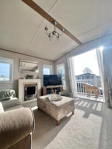 Norfolk Caravan Staycation Pet Friendly Belton with Browston Exterior photo