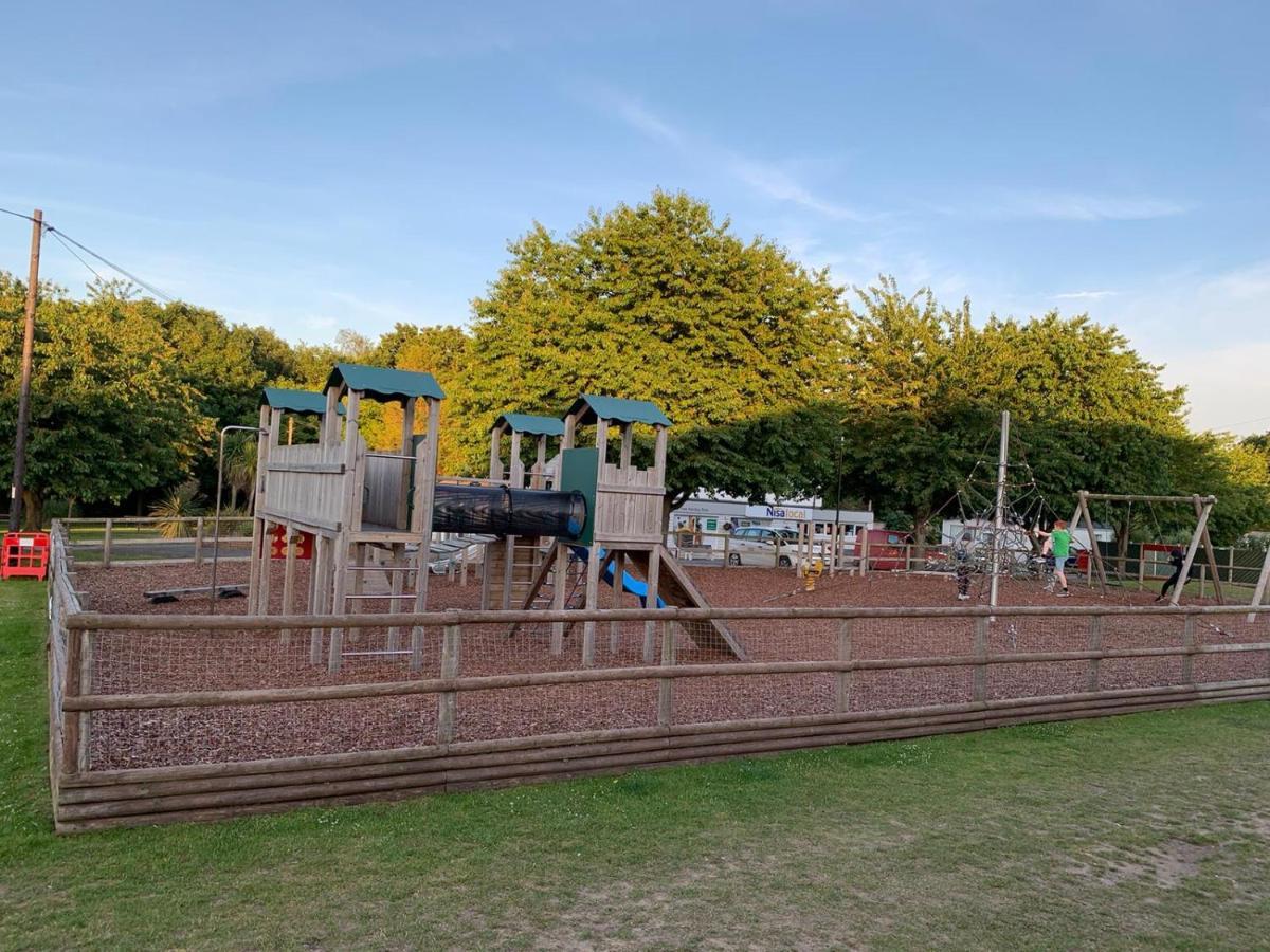 Norfolk Caravan Staycation Pet Friendly Belton with Browston Exterior photo