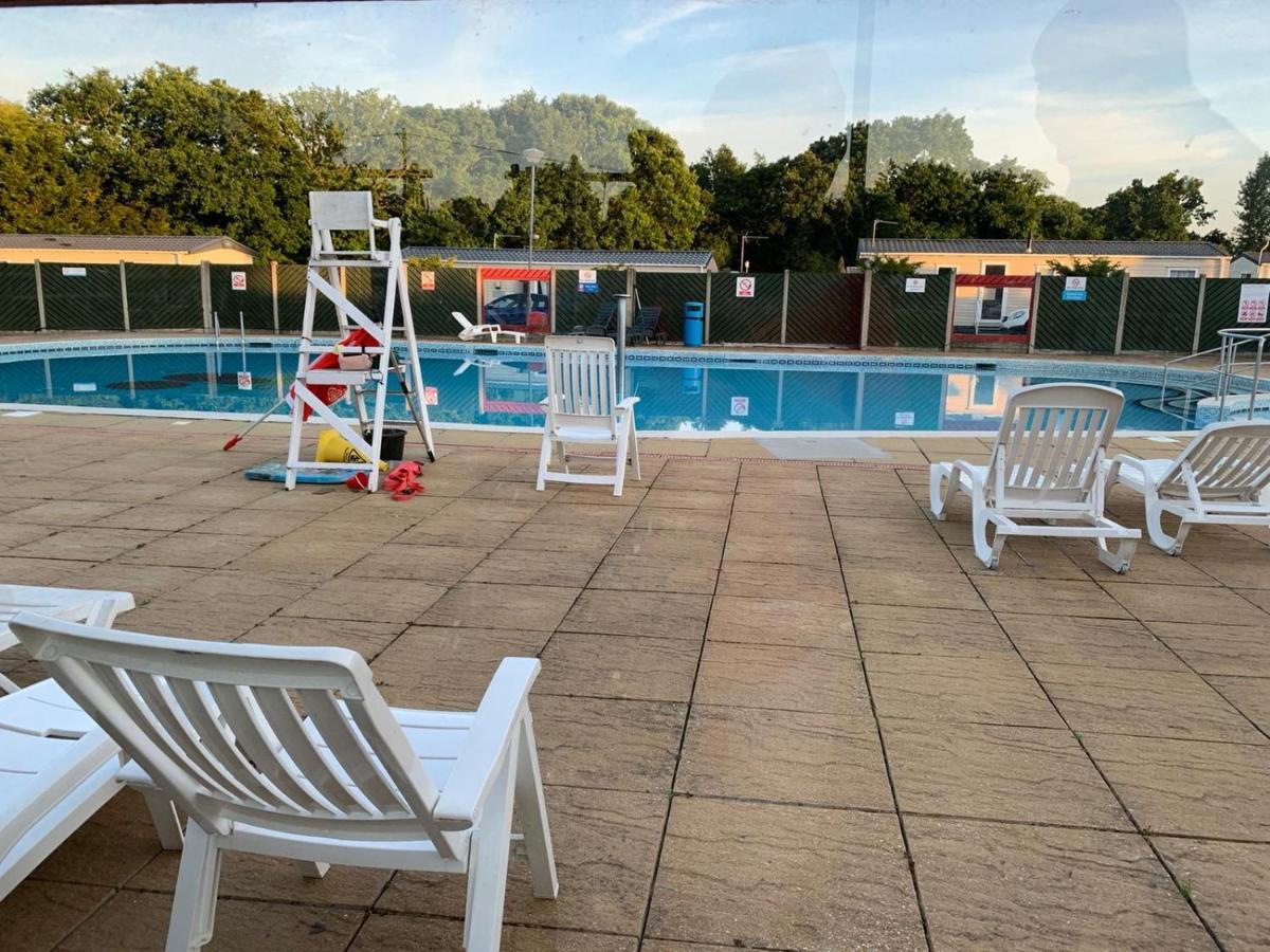 Norfolk Caravan Staycation Pet Friendly Belton with Browston Exterior photo